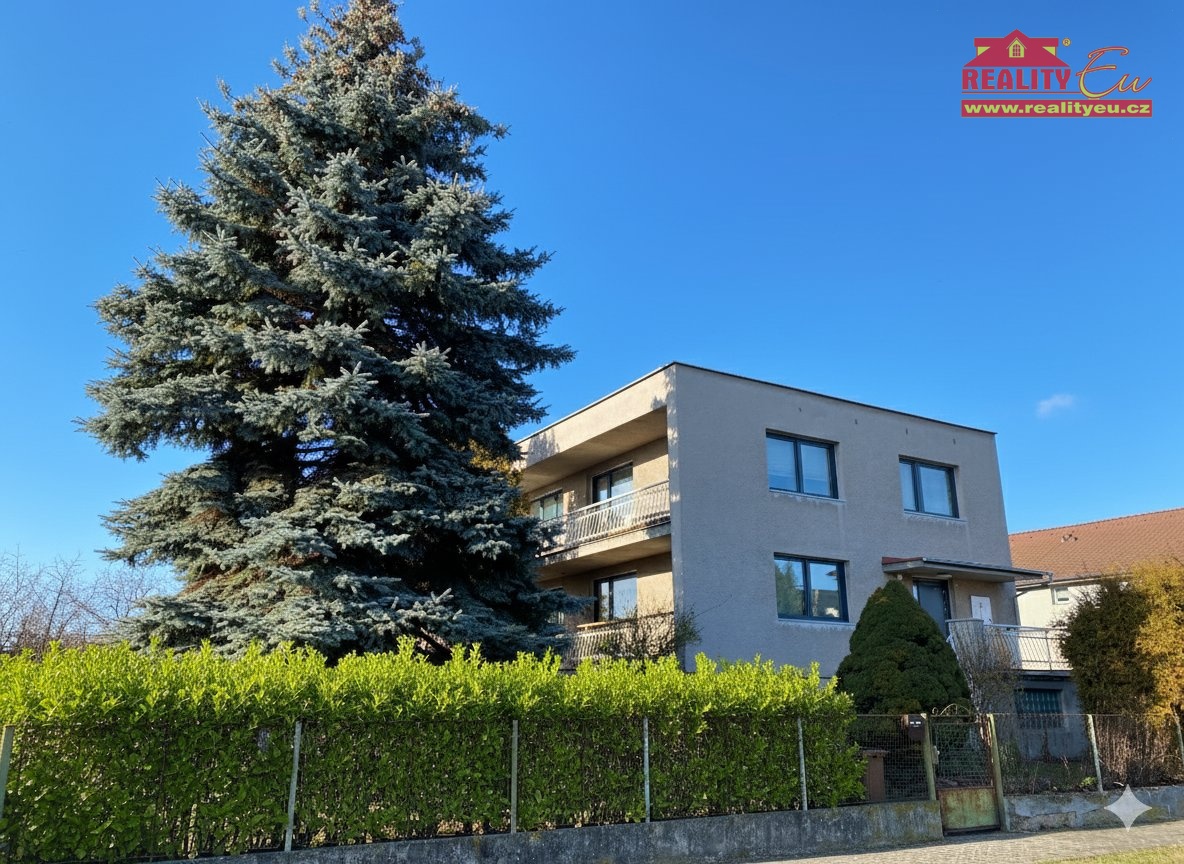 Prodej  domu s více byty, garážemi a pozemkem k výstavbě v Hradci Králové - Kukleny