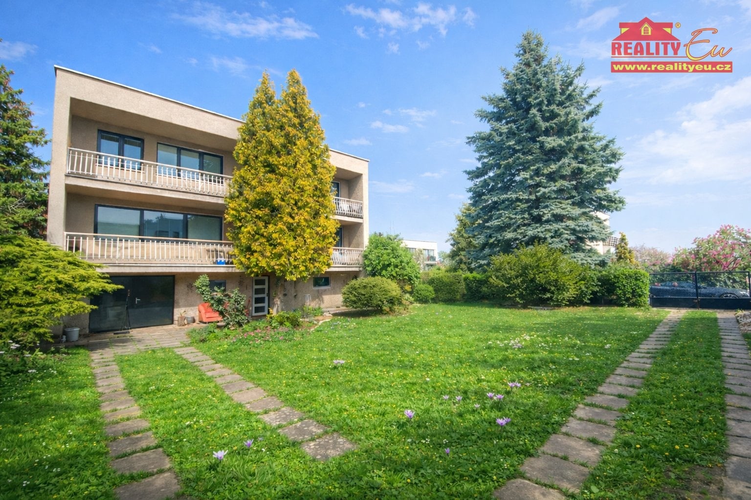 Prodej  domu s více byty, garážemi a pozemkem k výstavbě v Hradci Králové - Kukleny