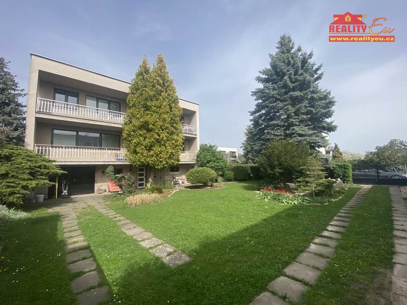 Prodej  domu s více byty, garážemi a pozemkem k výstavbě v Hradci Králové - Kukleny