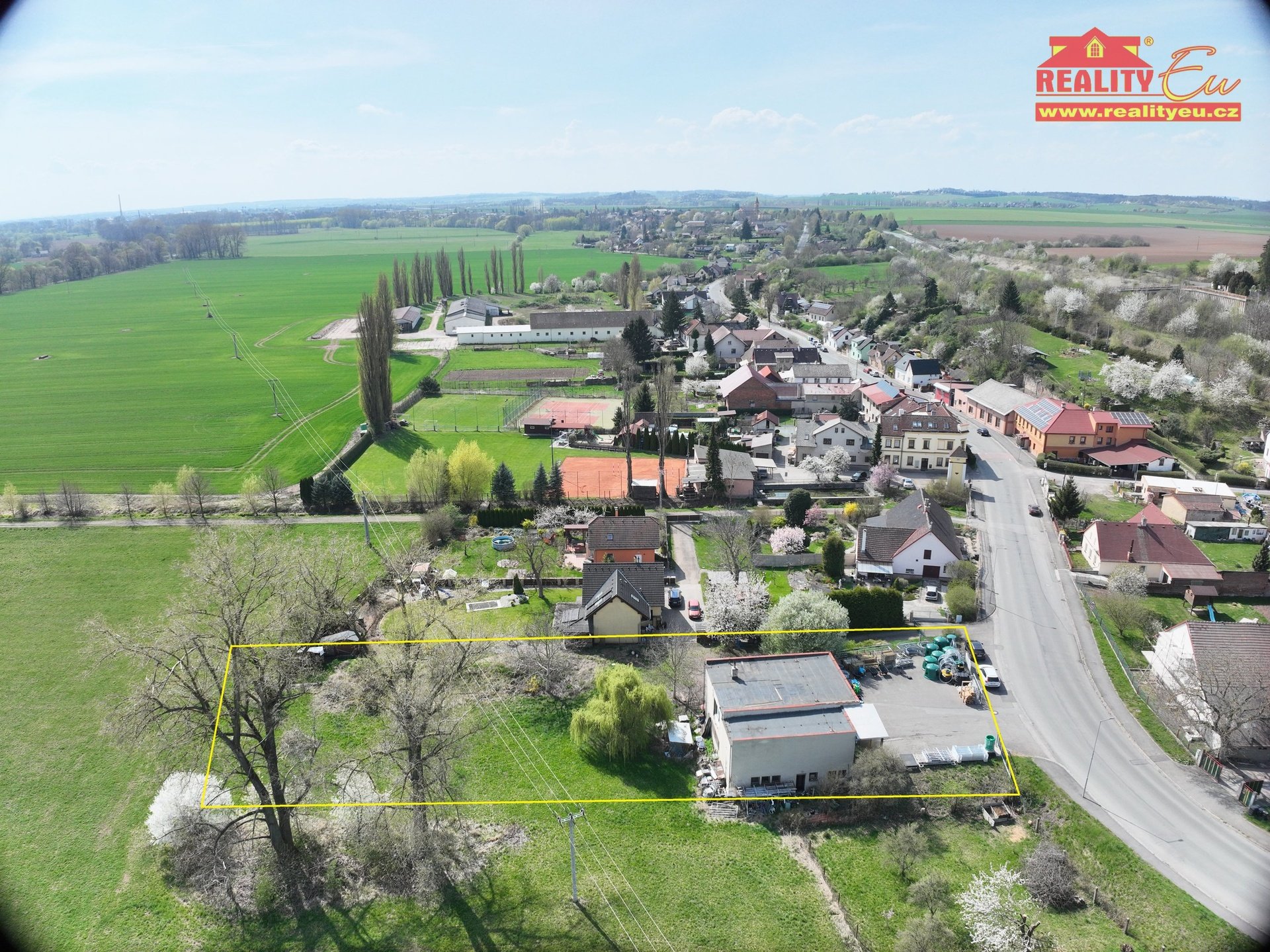 Prodej komerčního objektu s pozemkem k výstavbě v Jaroměři - Jezbinách